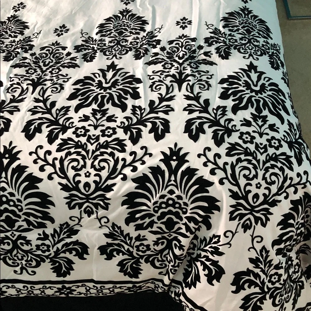 MACY’S DAMASK FLOCK QUEEN SIZE COMFORTER SET • BLACK/WHITE RAISED DAMASK PATTERN
